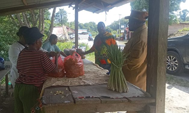 Sekda Maybrat dan Anggota MRP Papua Barat Daya Temui Warga di Pasar Kaget Frataven