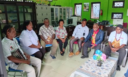 Elang Center Salurkan Bantuan Teknologi Pendidikan ke Sejumlah Sekolah di Kota Sorong