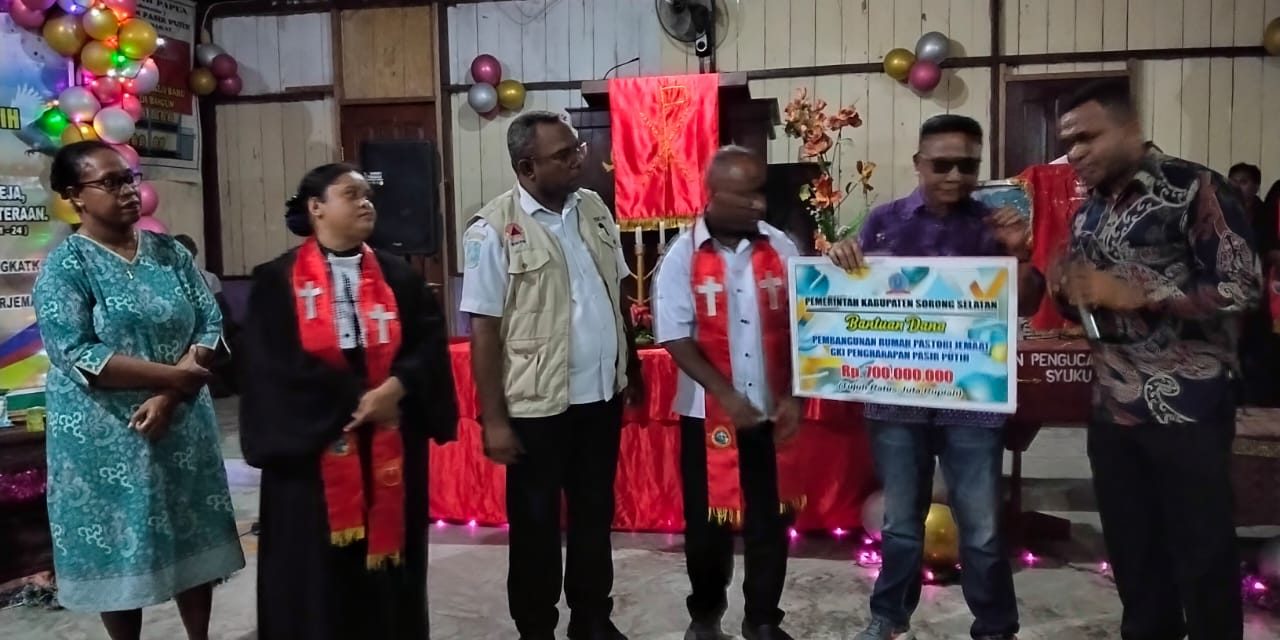 Pemkab Sorong Selatan Serahkan Dana Hibah Rp700 Juta untuk Pembangunan Rumah Pastori GKI Harapan Pasir Putih