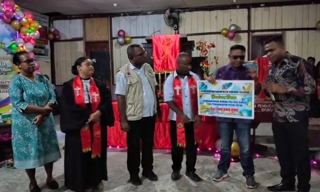 Pemkab Sorong Selatan Serahkan Dana Hibah Rp700 Juta untuk Pembangunan Rumah Pastori GKI Harapan Pasir Putih