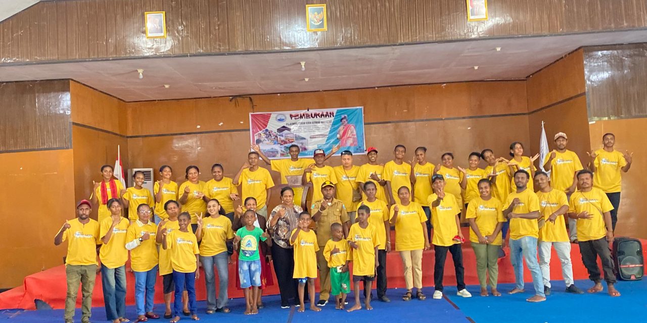 Plt Kepala Distrik Ayamaru Apilius Laurens Bless Resmi Buka Pelatihan Anyaman Tenun Boirim Maybrat