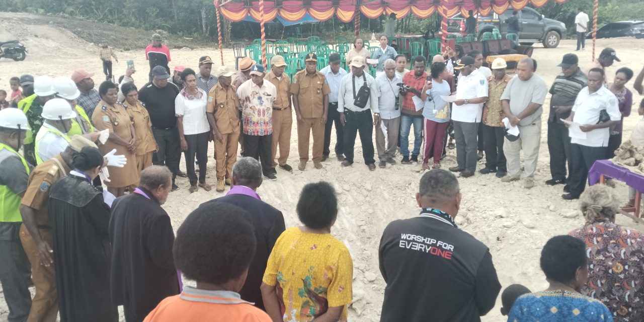 Wakil Bupati Maybrat Letakkan Batu Pertama Pembangunan Tugu Pekabaran Injil di Jitmau–Ikuf
