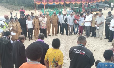 Wakil Bupati Maybrat Letakkan Batu Pertama Pembangunan Tugu Pekabaran Injil di Jitmau–Ikuf