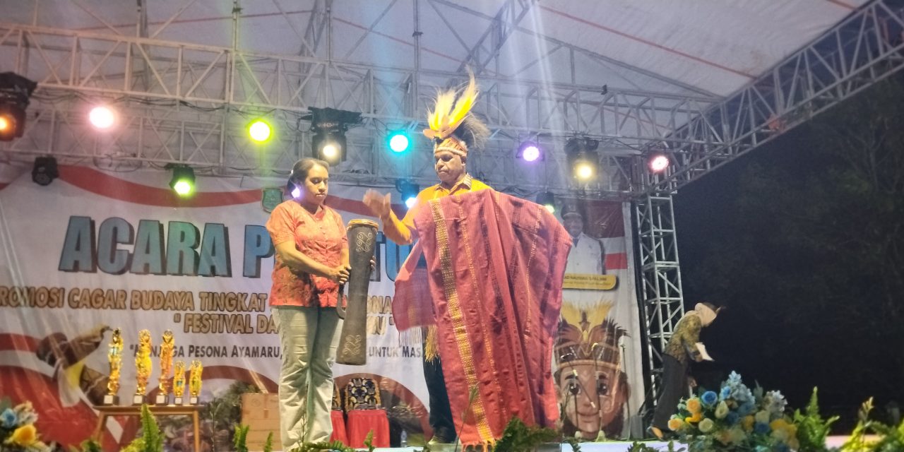 Marten Iek Resmi Tutup Promosi Cagar Budaya pada Festival Danau Ayamaru 2025