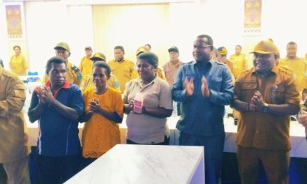 Bupati Maybrat Karel Murafer Serahkan Bantuan Rp300 Juta untuk Mama-Mama Pelaku Usaha Pangan Lokal