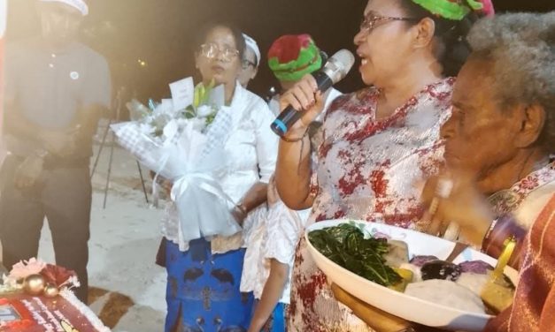 Terharu, Mama dari Ibu Bupati Sorong Selatan Menyuapi Keladi dan Gedi di Hari Ulang Tahun ke-50