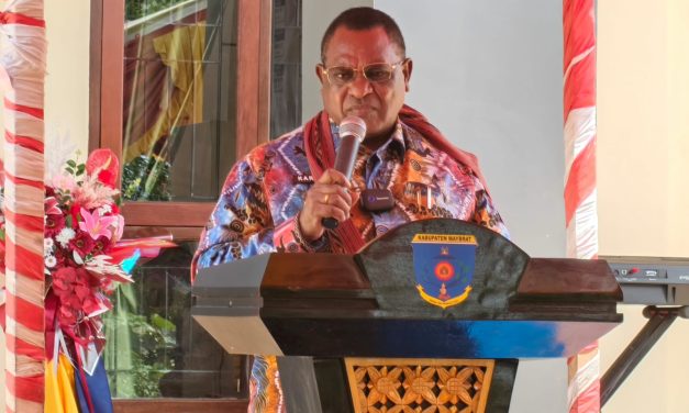Bupati Maybrat karel Murafer: Program Listrik Masuk Kampung Harus Didukung Masyarakat dan Dijaga Keamanannya