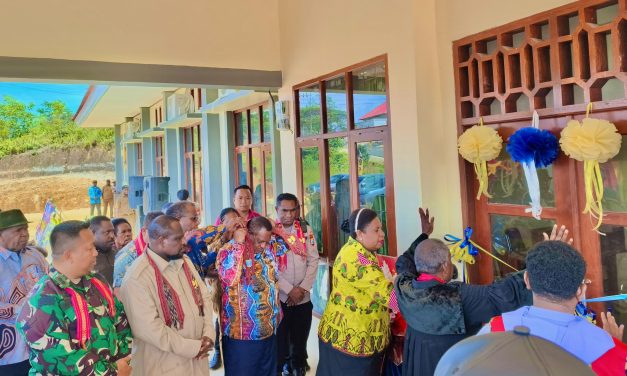 Dandim 1809/Maybrat Dampingi Bupati Maybrat Resmikan Kantor Dinas Pekerjaan Umum