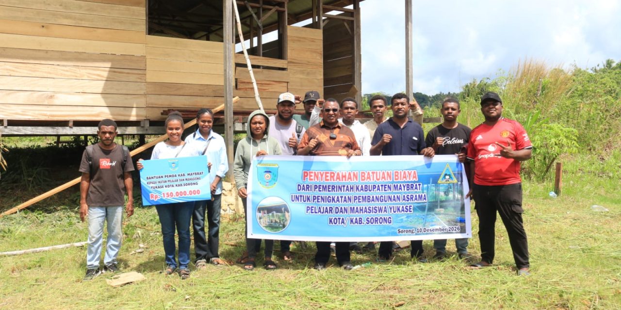 Bupati Maybrat Karel Murafer Serahkan Bantuan Rp150 Juta untuk Pembangunan Asrama Mahasiswa Yumasssesss di Sorong