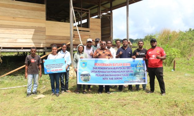 Bupati Maybrat Karel Murafer Serahkan Bantuan Rp150 Juta untuk Pembangunan Asrama Mahasiswa Yumasssesss di Sorong
