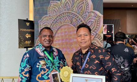 Bupati Maybrat Karel Murafer Terima Penghargaan Universal Health Coverage Tahun 2026