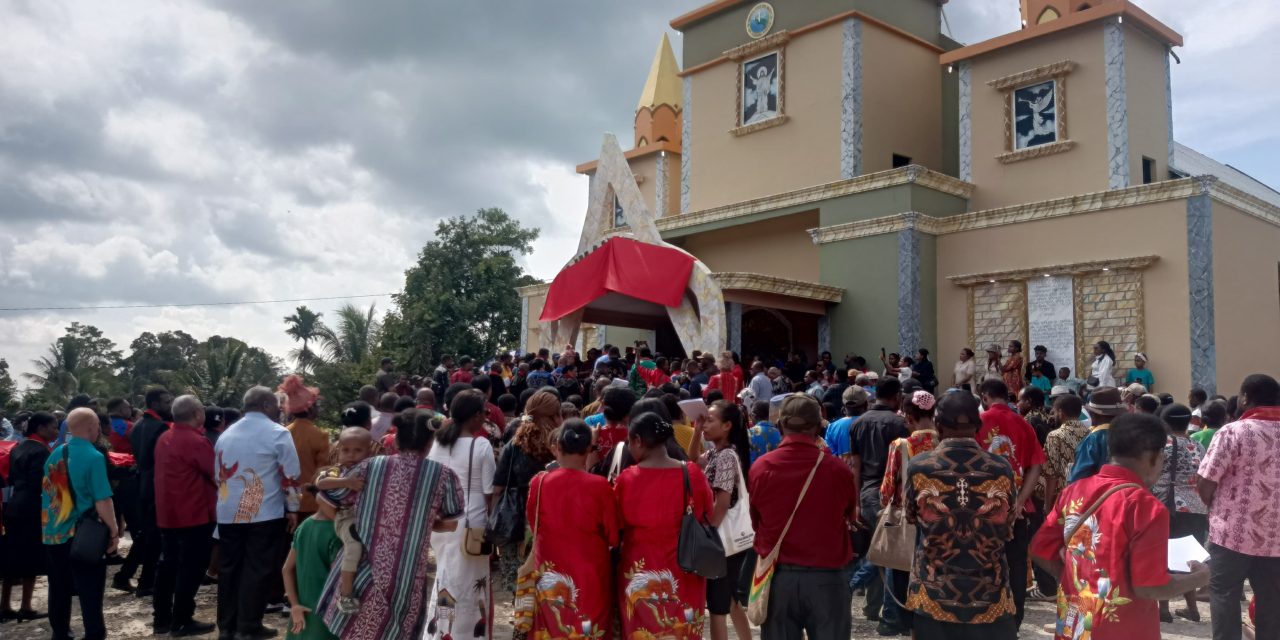 Gubernur PBD ketua Sinode dan Bupati Maybrat Resmikan Gedung Gereja GKI Immanuel Eway