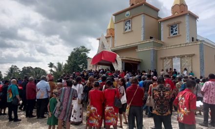 Gubernur PBD ketua Sinode dan Bupati Maybrat Resmikan Gedung Gereja GKI Immanuel Eway