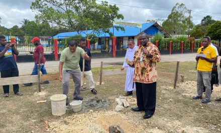 Sekda Maybrat Ferdinandus Taa Hadiri Peletakan Batu Pertama Menara Lonceng Gereja Katolik St. Yosep Ayawasi