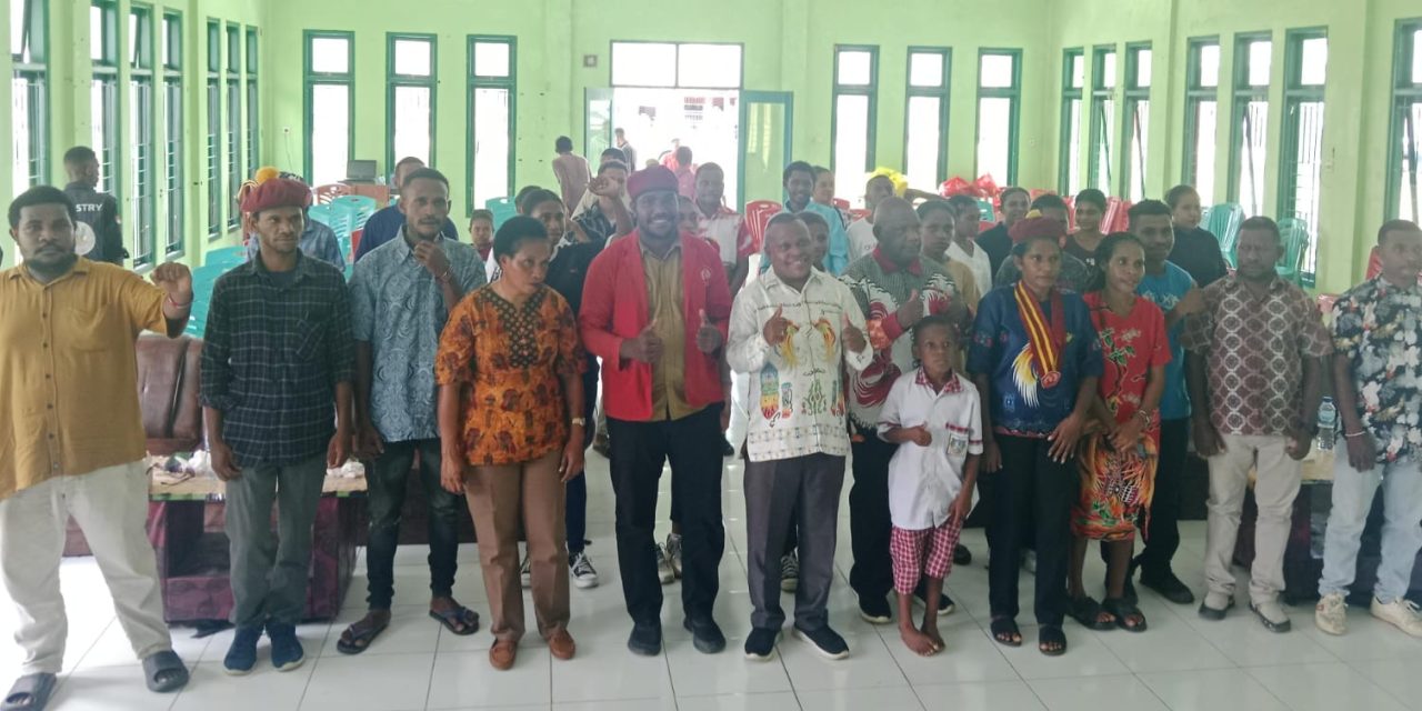 Musyawarah Ke-V IPPMM Mare Sorong Raya Resmi Digelar, Nebrianus Kambuaya Serahkan Bantuan Komputer dan Printer