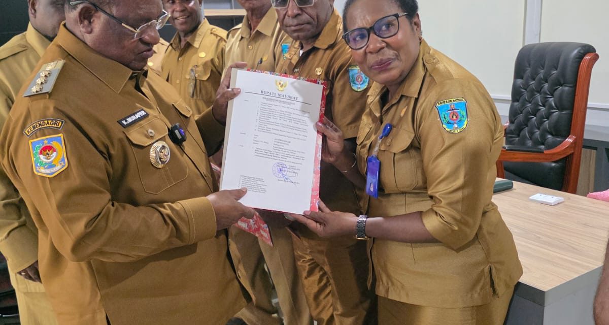 Bupati Maybrat Serahkan Surat penunjukan Plt Kepala Dinas Pemberdayaan Masyarakat dan Kampung