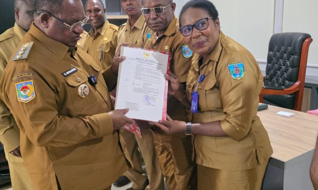 Bupati Maybrat Serahkan Surat penunjukan Plt Kepala Dinas Pemberdayaan Masyarakat dan Kampung