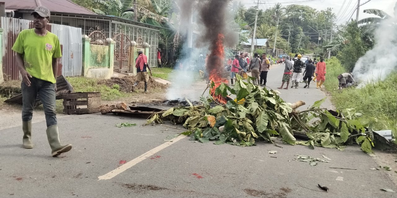 Ratusan Tenaga Kebersihan Kota Sorong Blokade Jalan Sorong–Makbon, Tuntut Jaminan Kerja dan Kesehatan