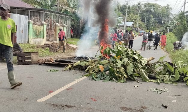 Ratusan Tenaga Kebersihan Kota Sorong Blokade Jalan Sorong–Makbon, Tuntut Jaminan Kerja dan Kesehatan