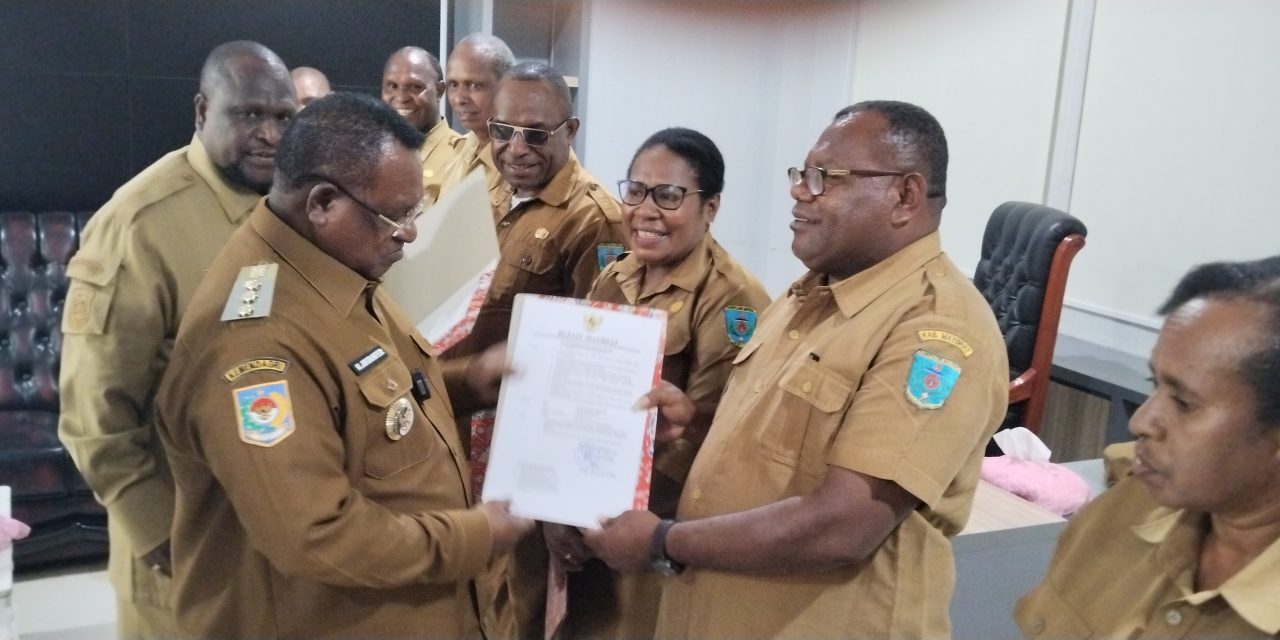 Bupati Maybrat Serahkan Surat penunjukan Plt Kepala Dinas Pertanian, Pastikan Pelayanan Publik Tetap Optimal