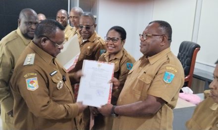 Bupati Maybrat Serahkan Surat penunjukan Plt Kepala Dinas Pertanian, Pastikan Pelayanan Publik Tetap Optimal