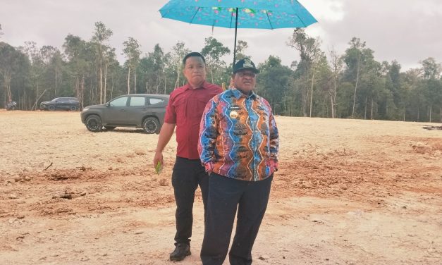 Bupati Maybrat Tinjau Lokasi Pembangunan Rumah jabatan Bupati dan wakil Bupati di Kumurkek, Target Rampung Sebelum Akhir Masa Jabatan