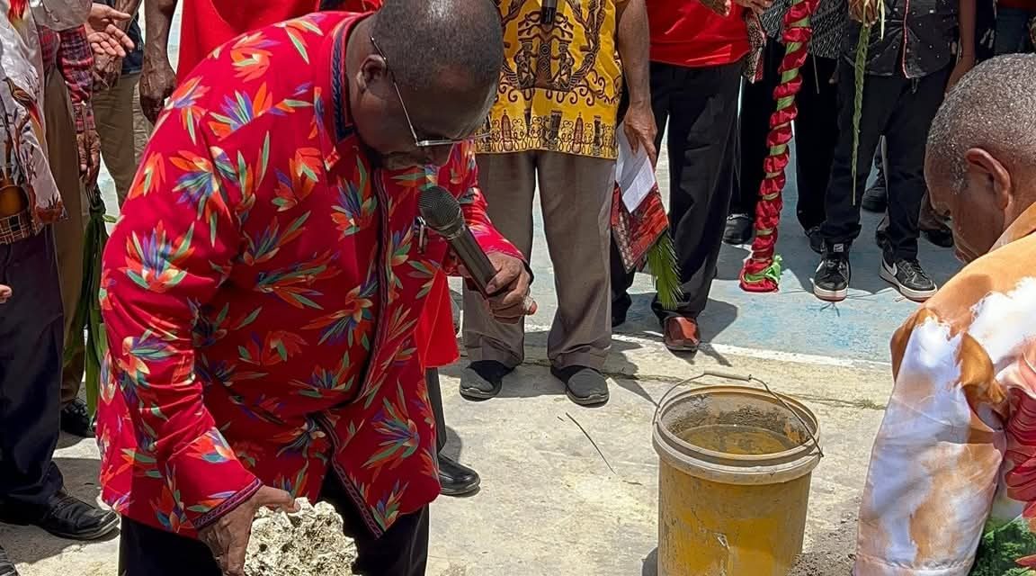 Sekda Maybrat Hadiri Misa Minggu Palma dan Letakkan Batu Pertama TK/PAUD YPPK St. Paulus Kumurkek