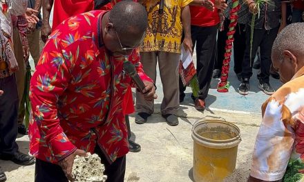 Sekda Maybrat Hadiri Misa Minggu Palma dan Letakkan Batu Pertama TK/PAUD YPPK St. Paulus Kumurkek