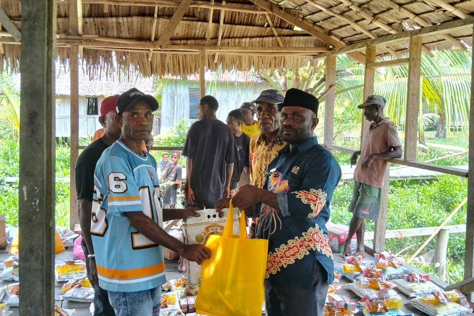 Anggota DPRD Sorong Selatan Antonius Dahar Bagikan Sembako bagi Warga Berpuasa di Distrik Kokoda