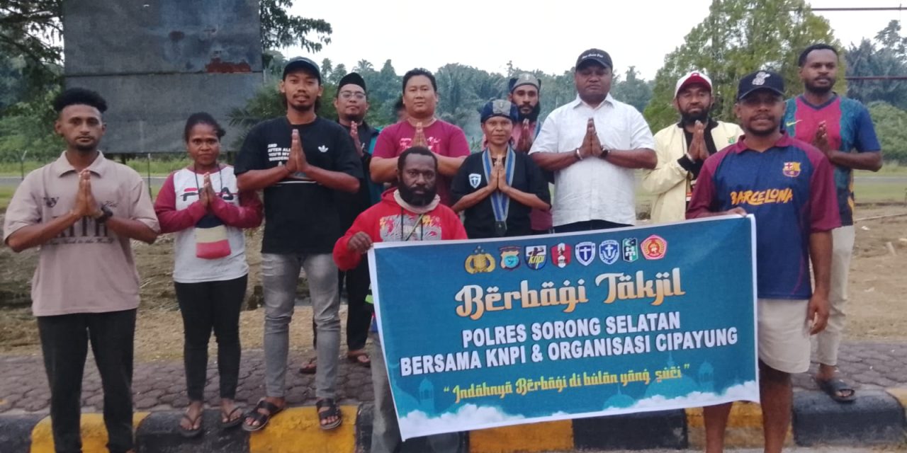 Polres Sorong Selatan Bersama KNPI dan Organisasi Cipayung Bagikan Takjil di Kota Teminabuan