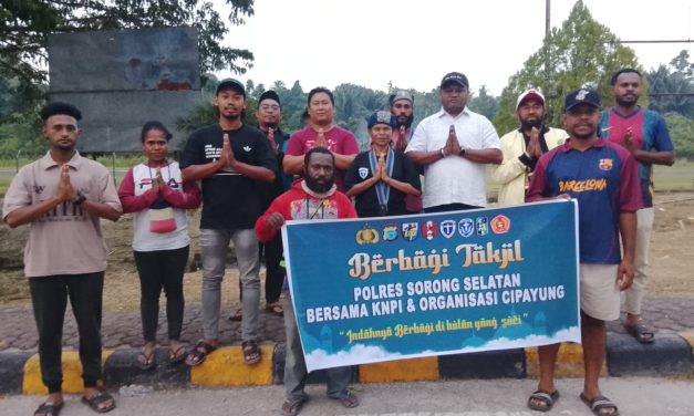 Polres Sorong Selatan Bersama KNPI dan Organisasi Cipayung Bagikan Takjil di Kota Teminabuan