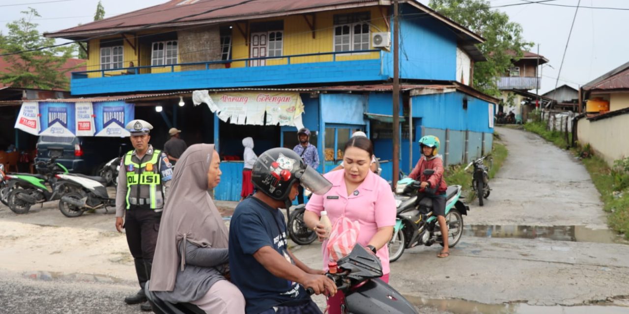 Bhayangkari Cabang Sorong Selatan Berbagi Takjil Sambut Idul Fitri 1447 H