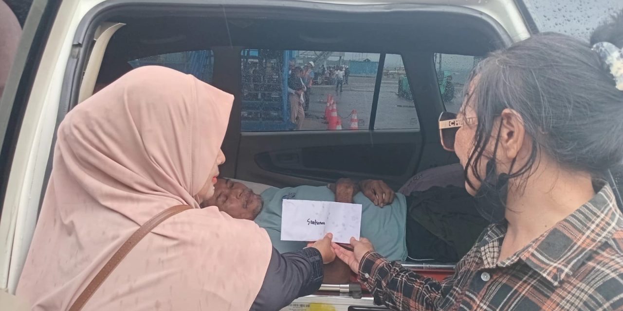 Yayasan Mitra Sosial Peduli Kemanusiaan Papua Serahkan Santunan Rp13 Juta kepada Pasien Muhammad Sangaji di Pelabuhan Sorong