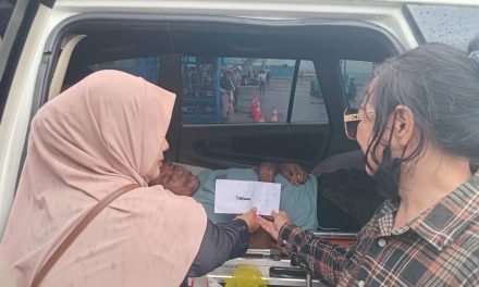 Yayasan Mitra Sosial Peduli Kemanusiaan Papua Serahkan Santunan Rp13 Juta kepada Pasien Muhammad Sangaji di Pelabuhan Sorong