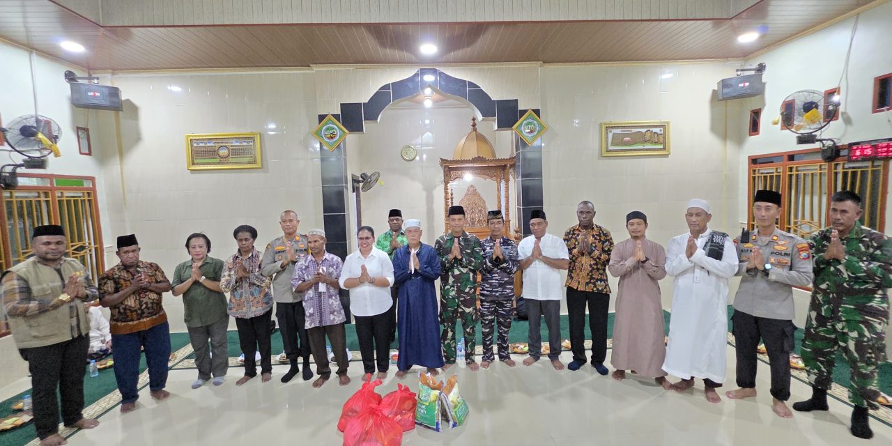 Bupati Sorong Selatan Safari Ramadhan di Distrik Inawatan, Serahkan Zakat Fitrah dan Sembako