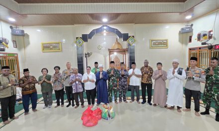 Bupati Sorong Selatan Safari Ramadhan di Distrik Inawatan, Serahkan Zakat Fitrah dan Sembako