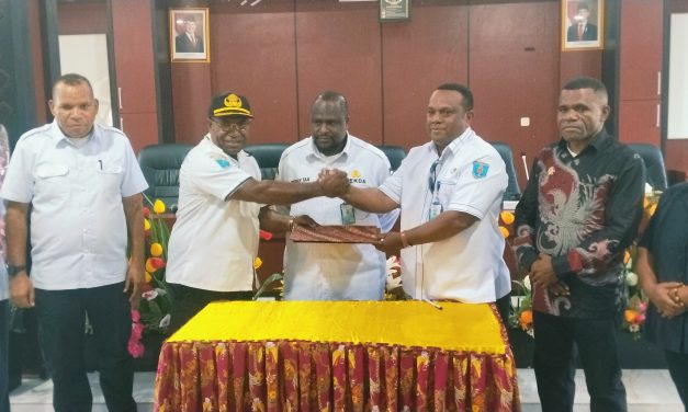 Sertijab Plt. Sekretaris DPRK Maybrat, Bupati Karel Murafer Resmi Lakukan Pergantian
