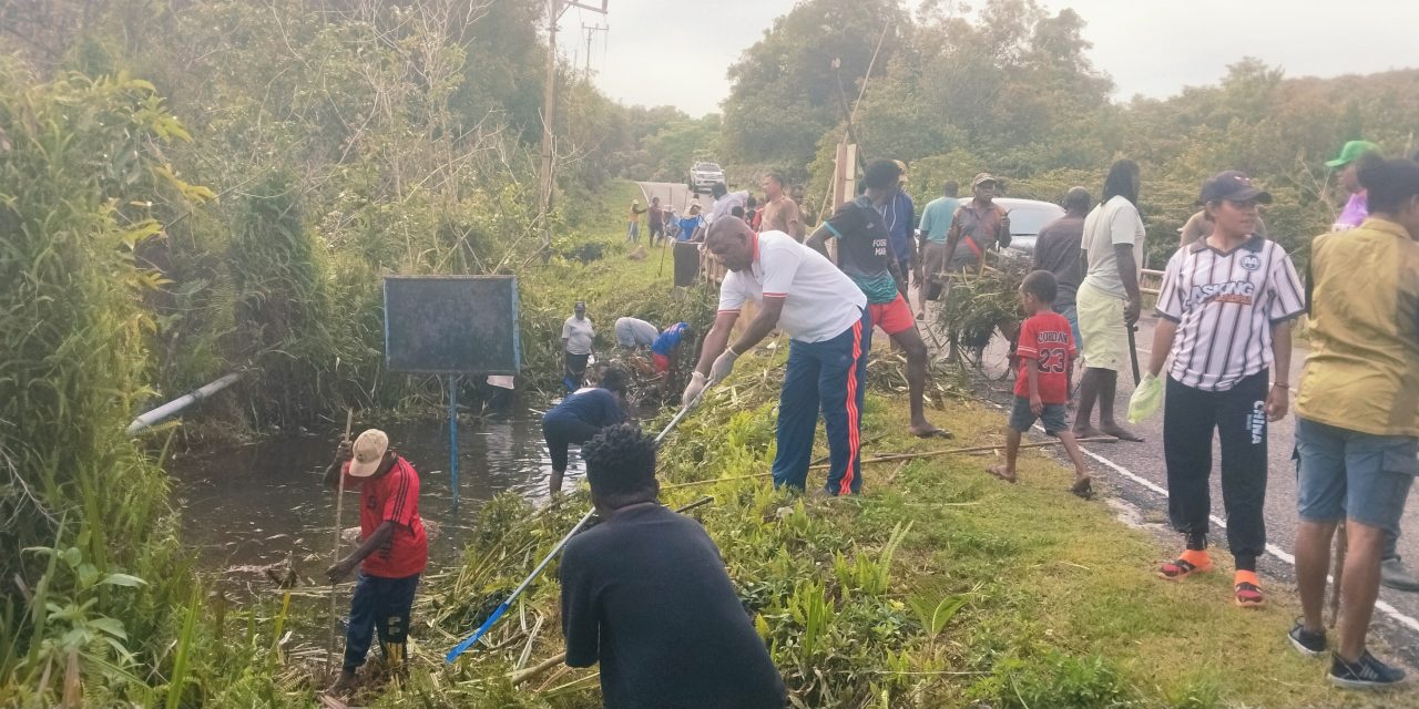 Alumni YPK Maranatha Kartapura Bersihkan Aliran Sungai Wiyem Jelang HUT YPK ke-64 di Maybrat
