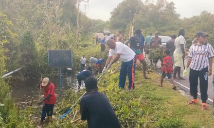 Alumni YPK Maranatha Kartapura Bersihkan Aliran Sungai Wiyem Jelang HUT YPK ke-64 di Maybrat