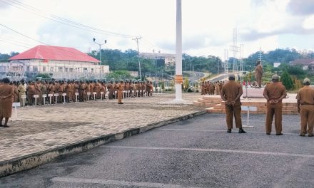 Sekda Maybrat Pimpin Apel Pagi, Tekankan Disiplin ASN dan Keamanan Lingkungan