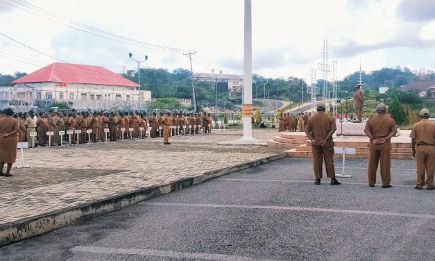 Sekda Maybrat Pimpin Apel Pagi, Tekankan Disiplin ASN dan Keamanan Lingkungan