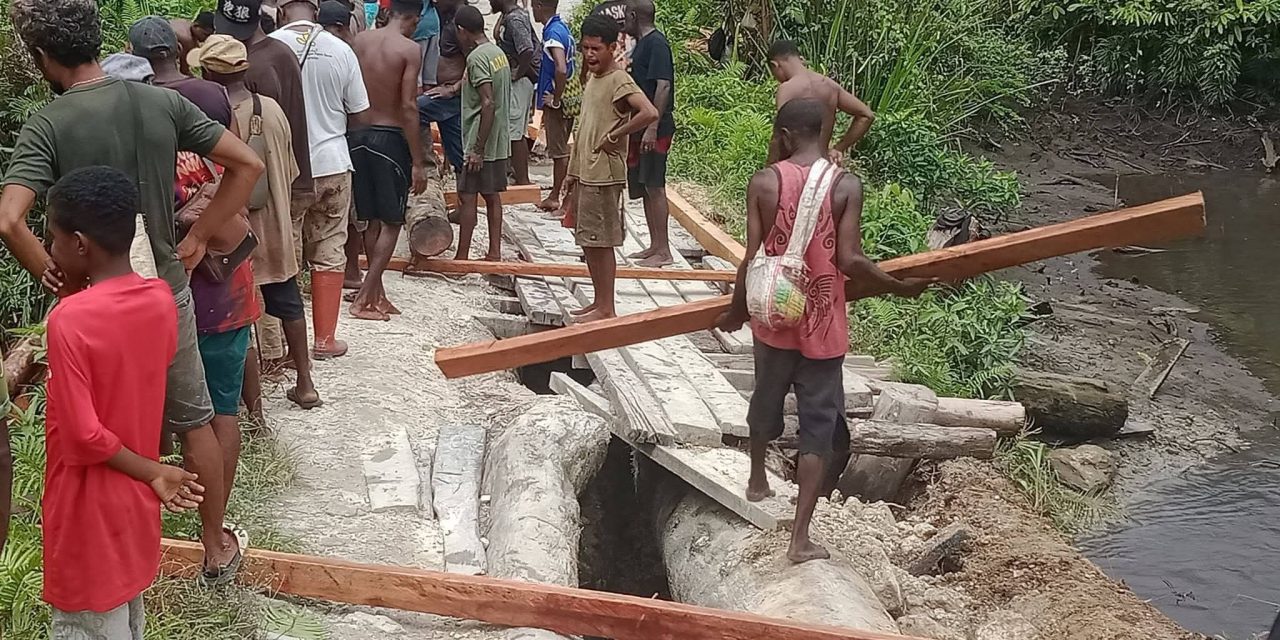 Masyarakat Perbaiki Jembatan Rusak Secara Swadaya, Harap Perhatian Pemerintah Sorong Selatan