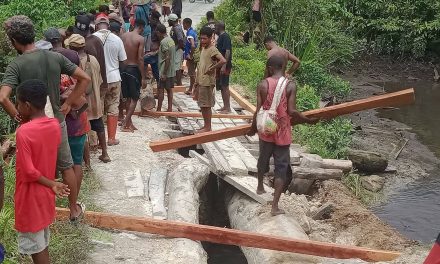 Masyarakat Perbaiki Jembatan Rusak Secara Swadaya, Harap Perhatian Pemerintah Sorong Selatan