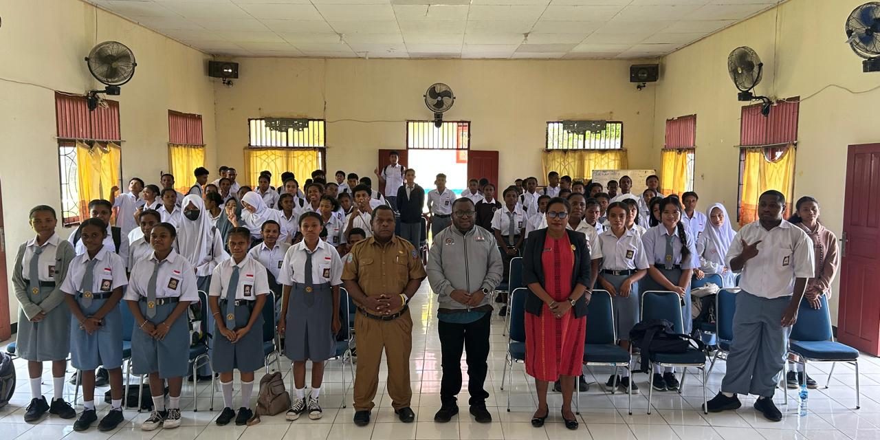 Amram Amelia Watho Dampingi Anggota DPD RI Sosialisasi Empat Pilar Kebangsaan di SMA Negeri 1 Teminabuan