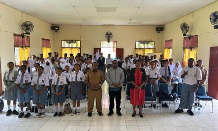 Amram Amelia Watho Dampingi Anggota DPD RI Sosialisasi Empat Pilar Kebangsaan di SMA Negeri 1 Teminabuan