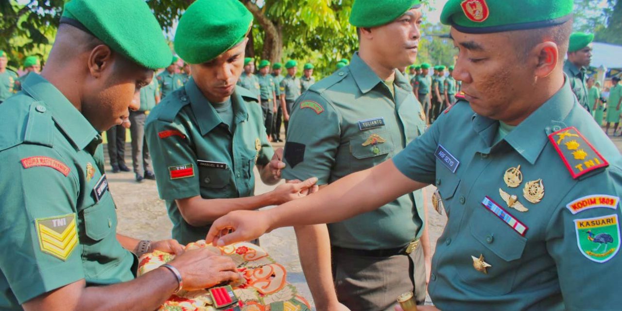 Dandim 1809/Maybrat Pimpin Upacara Kenaikan Pangkat 52 Prajurit
