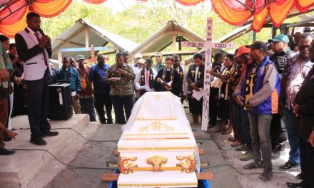 Ibadah Pelepasan Almarhumah Paulina Kocu -Murafer ibunda Bupati Maybrat Berlangsung Khidmat