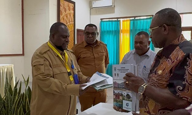 Sekda Maybrat Ferdinandus Taa Serahkan Materi LKPJ Bupati Tahun 2025 kepada DPRK Maybrat