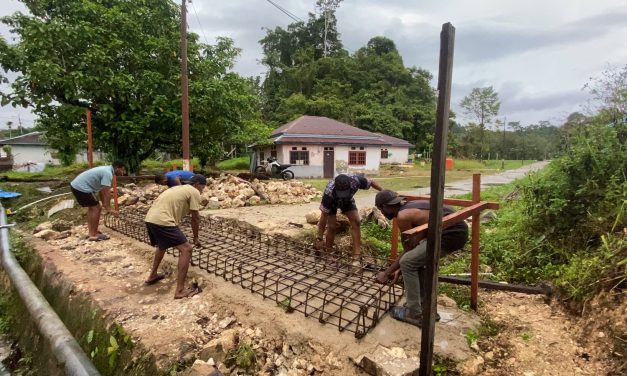 Progres Pembangunan Jembatan Garuda Tahap IV, Koramil 02/Aifat Dampingi Pemasangan Cakar Ayam