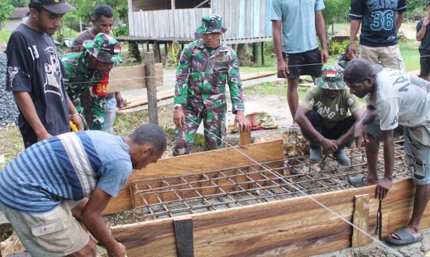 Babinsa Koramil 02/Aifat Awasi Pembangunan Jembatan Garuda Tahap IV di Kampung Aisyo